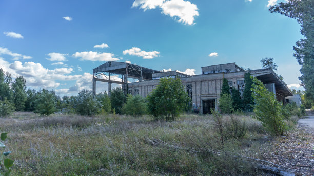 废弃的旧工厂和销毁的库存。图片下载