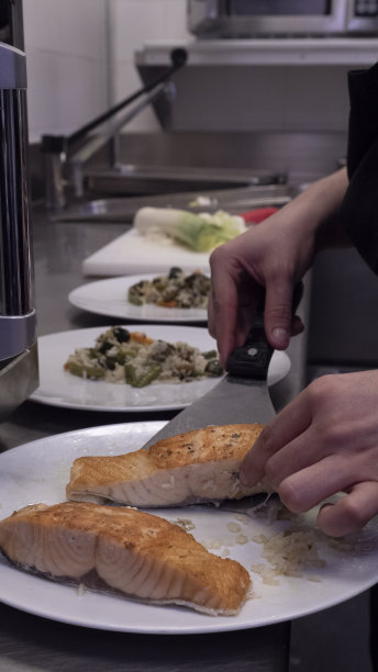 手在盘子上工作的特写，用厨房用具，图片下载