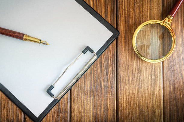 放大镜和纸与空做清单和笔在老式木桌上图片下载