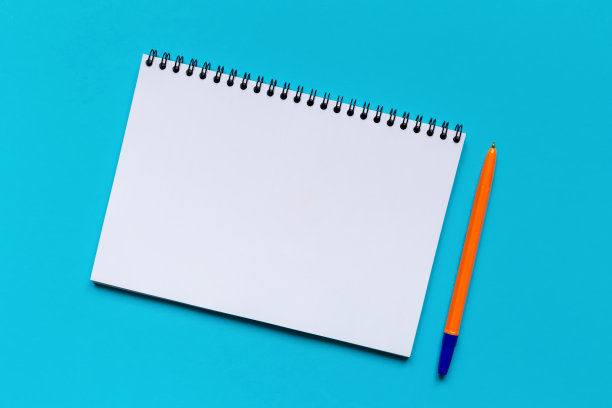 一张纸和一支笔在浅蓝色的背景上图片下载