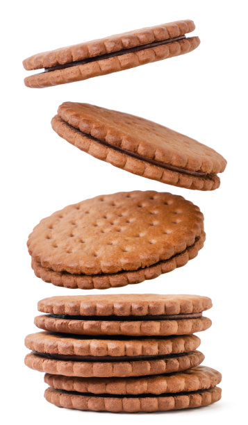 巧克力馅的饼干落在白色背景上的一堆特写。孤立的图片下载