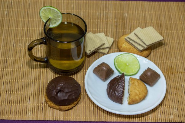 有蛋糕和饼干的茶图片下载