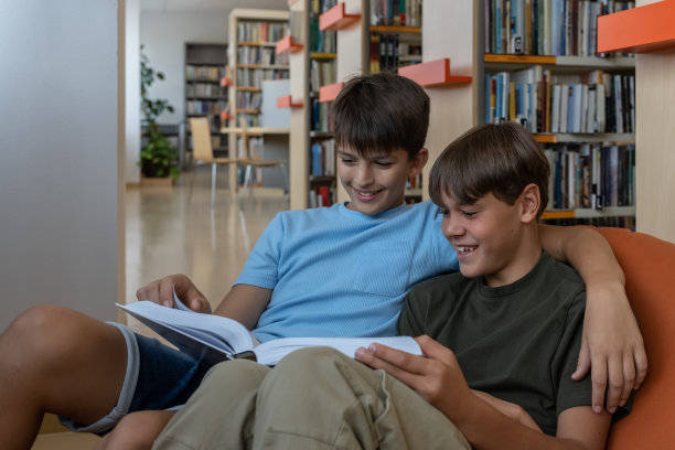 小孩子在图书馆找书图片下载