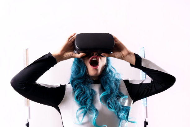 戴着虚拟现实眼镜的女人，未来的概念，一个来自未来的年轻女子的手势图片下载