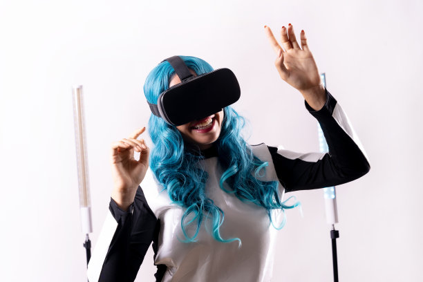 戴着虚拟现实眼镜的女人，未来的概念，一个来自未来的年轻女子的手势图片下载