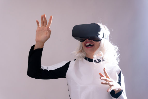 戴着虚拟现实眼镜的女人，未来的概念，白色背景下的虚拟世界让元世界感到惊讶图片下载