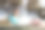 微笑的女大学生在校园自然公园使用笔记本电脑和耳机。电子学习的概念。图片下载