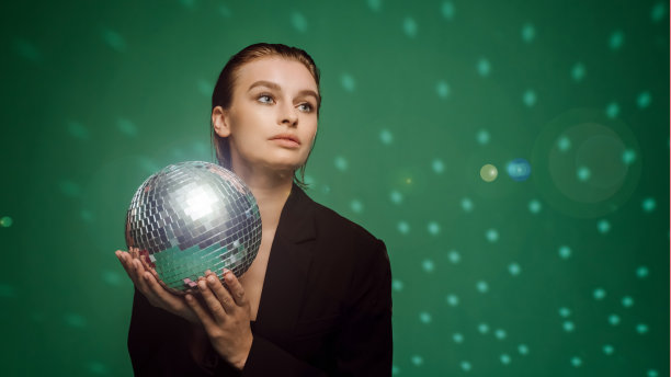 兴奋的女学生的照片，聚会夜总会，举行迪斯科球。一个参加派对的女人的肖像图片下载