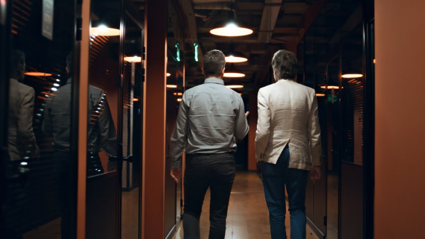 男同事在办公室走廊聊天图片下载