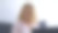 女孩在家远程工作，在键盘上输入信息。在笔记本电脑前工作的疲倦的妇女伸展她的手臂。在电脑前久坐的工作。图片下载