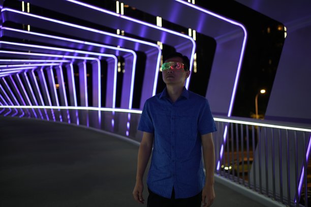 明亮的眼镜图片下载