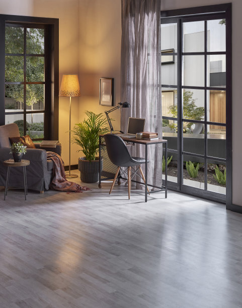 现代rom与工作台和扶手椅风格，拼花地板，框架灯装饰，窗帘，花园视野的房子内部。图片下载