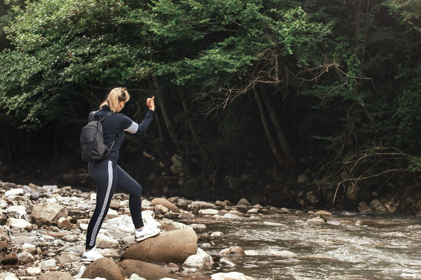 人们独自在山里旅行图片下载