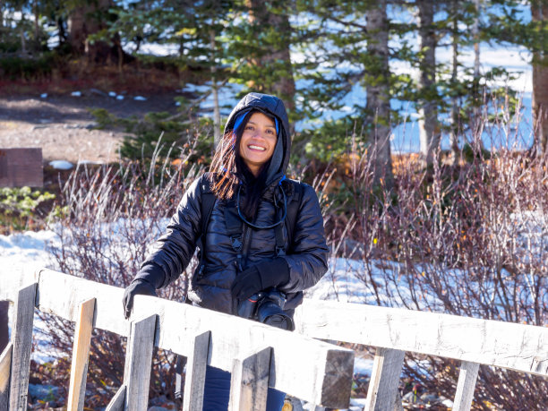 一名游客正在享受Alta Lakes，这是科罗拉多州特柳赖德一个受欢迎的分散露营区图片下载