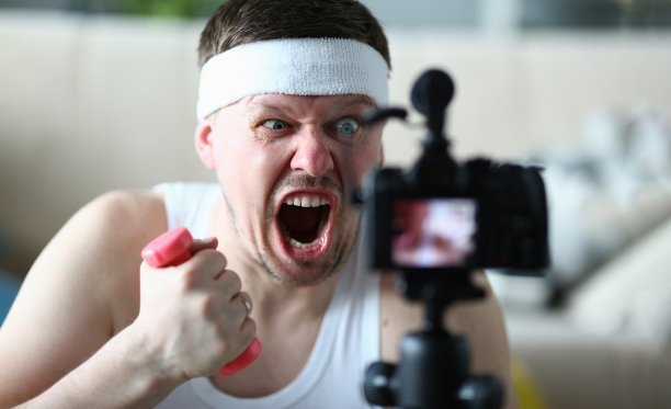 在镜头前手持哑铃尖叫的博主肖像图片下载