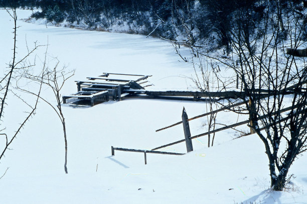 雪天的高原湖泊图片下载