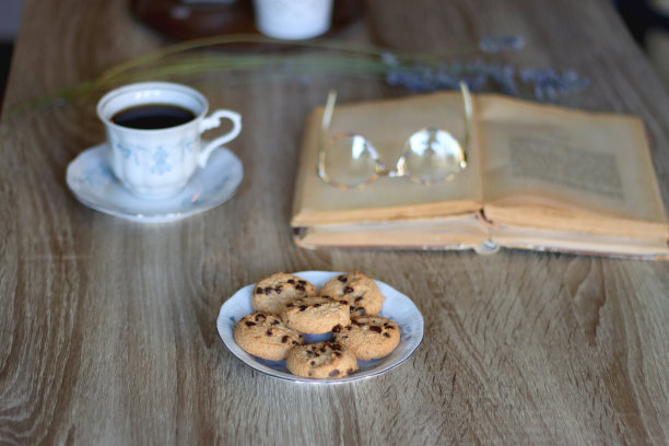 茶，饼干，书，蜡烛和薰衣草图片下载