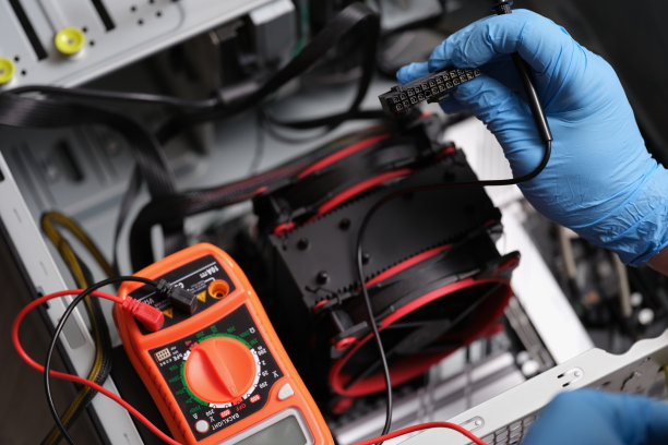 个人电脑和测试仪的元器件检查工作图片下载