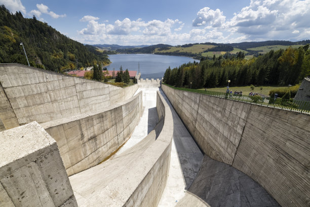 波兰度假——带水坝的Czorsztyn湖图片下载