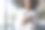 年轻女子在办公室使用智能手机图片下载