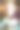 女艺术家在家里在画布上画水彩画。图片下载
