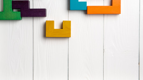 彩色木块折叠在白色背景的俯视图图片下载