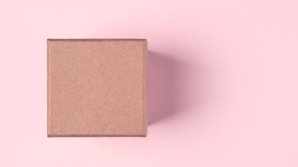 棕色的工艺纸或纸盒与盖子模拟在粉红色的背景。空白小纸盒俯视图。棕色纸箱。模型的照片图片下载