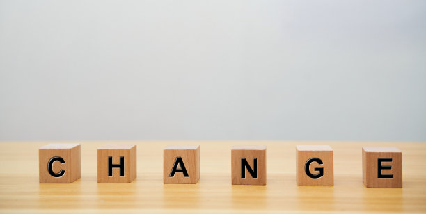 在桌子上6个木头方块上改变文字模糊背景图片下载