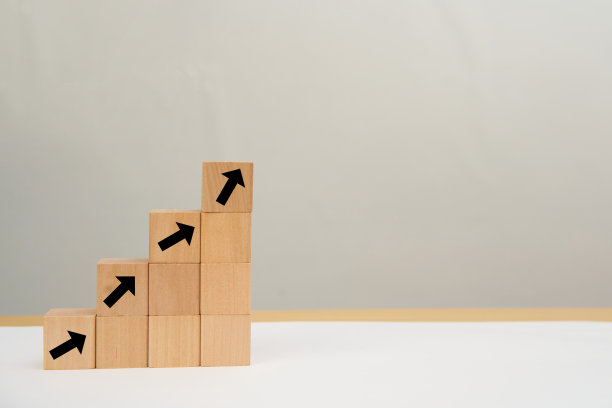 箭头堆叠木块为企业增长的概念图片下载