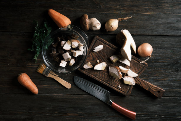 准备自制的牛肝菌汤图片下载