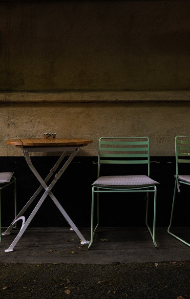 咖啡馆前的空椅子图片下载