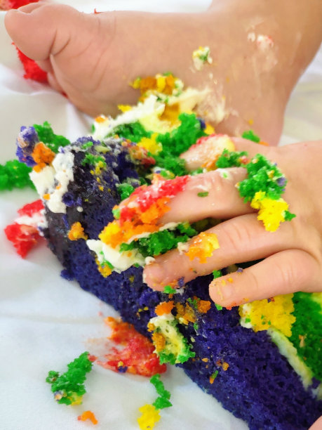 砸蛋糕图片下载