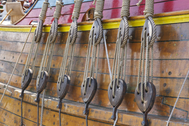 威廉·巴伦茨号复制品上的绳子和滑轮特写图片下载