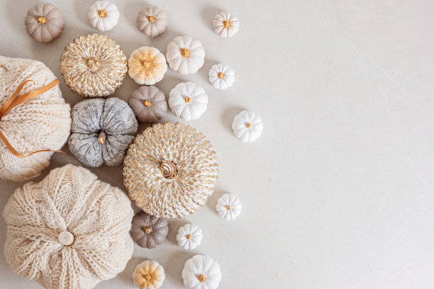 爱好背景手工南瓜。秋冬假期DIY、工艺装饰。平铺，俯视图，横幅图片下载