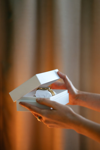 一个匿名的女人在家里送圣诞礼物图片下载