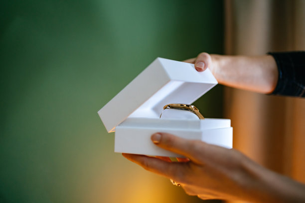 面目全非的女人在家打开圣诞礼物图片下载