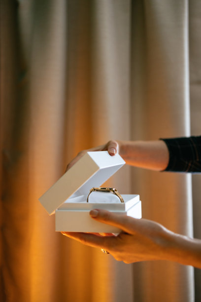 面目全非的女人在家打开圣诞礼物图片下载