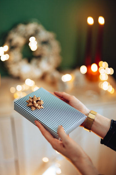 高角度拍摄的无法辨认的女人在送圣诞礼物图片下载