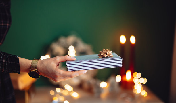 面目全非的女人送圣诞礼物图片下载