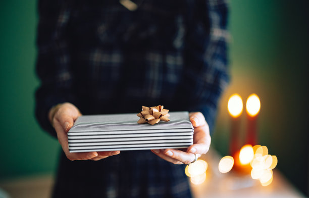 面目全非的女人送圣诞礼物图片下载