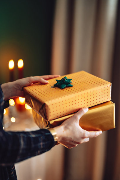 一个拿着两份圣诞礼物的无名女子图片下载