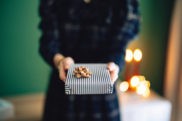 一个匿名的女人送圣诞礼物图片下载