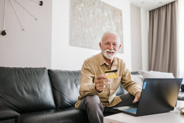 年长的成年男子用笔记本电脑在线支付图片下载