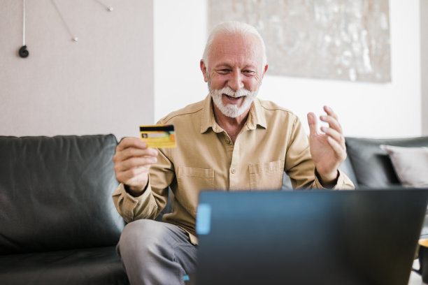 年长的成年男子用笔记本电脑在线支付图片下载