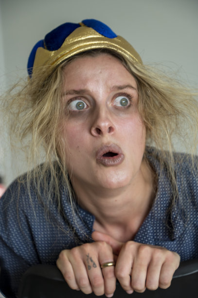 一个十几岁的女孩假装成女王图片下载