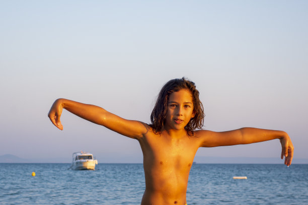 男孩在海上玩得很开心图片下载