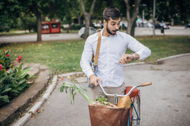 男人在看时间图片下载