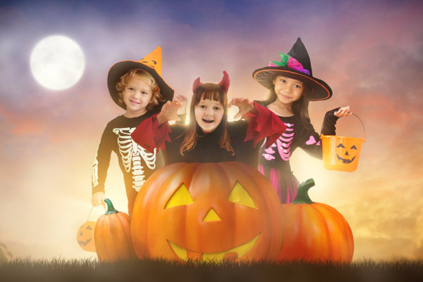 孩子们不给糖就捣蛋。万圣节给孩子们带来的乐趣。图片下载