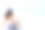 从后面看到的现代女性在白色泳衣坐在海滩上图片下载