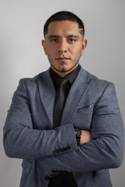 年轻的拉丁男子留着短发，穿着正装，西装，衬衫和领带图片下载
